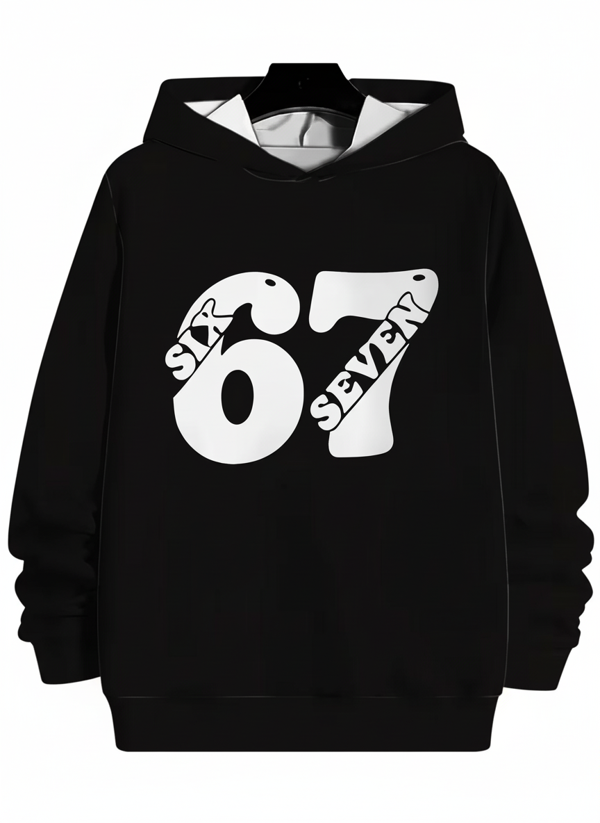 Svart 67 hoodie med vit bakgrund